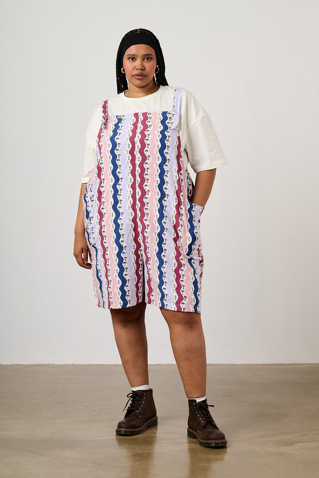 Alya - Viscose Dungaree Shorts in Wavy Floral Stripe
