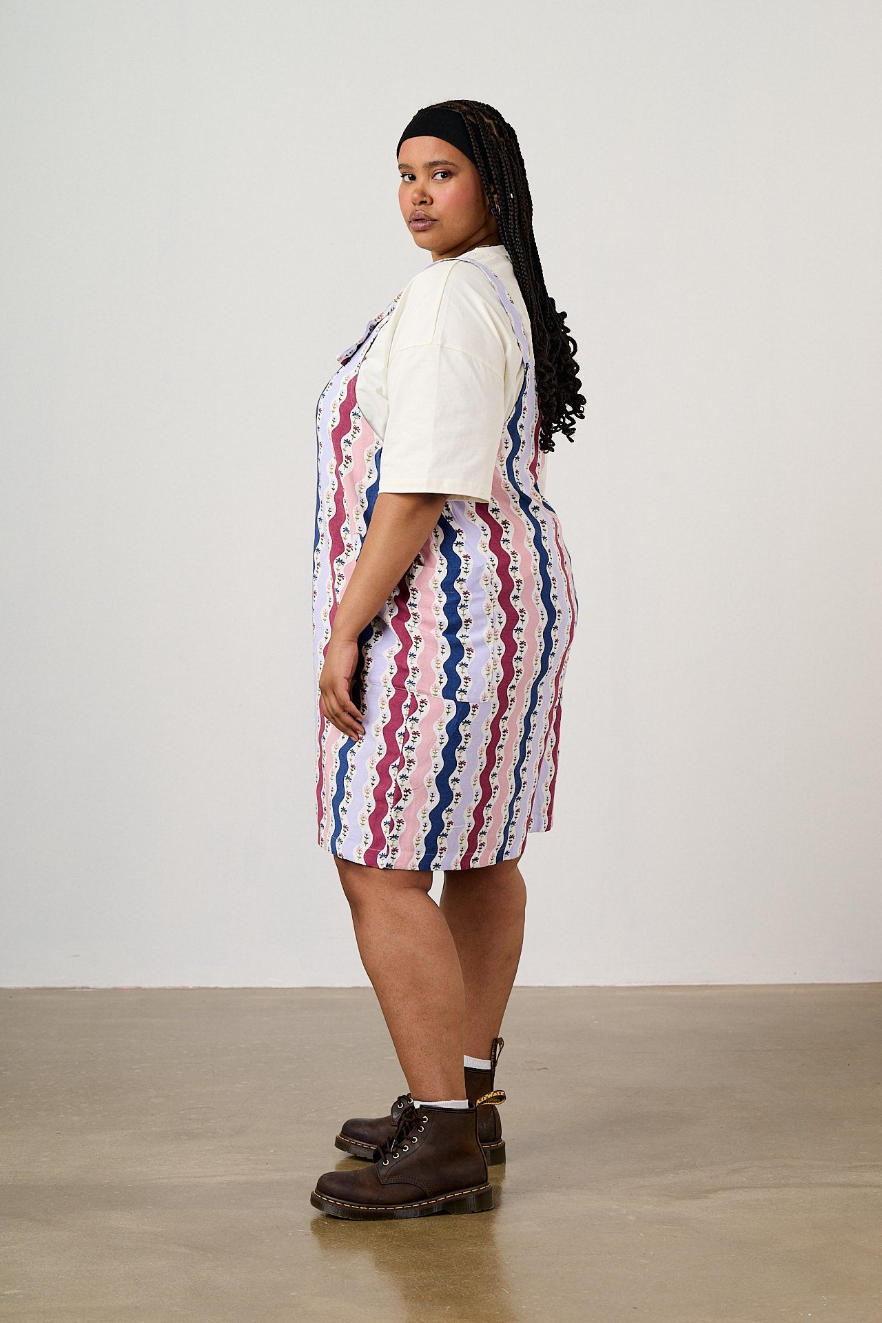 Alya - Viscose Dungaree Shorts in Wavy Floral Stripe
