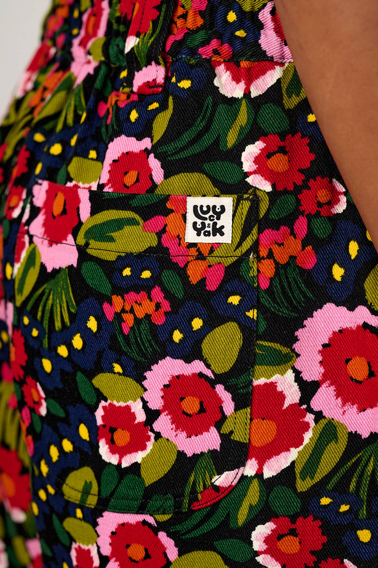 Ashby - Cotton Barrel Leg Trousers in Black Marie Print