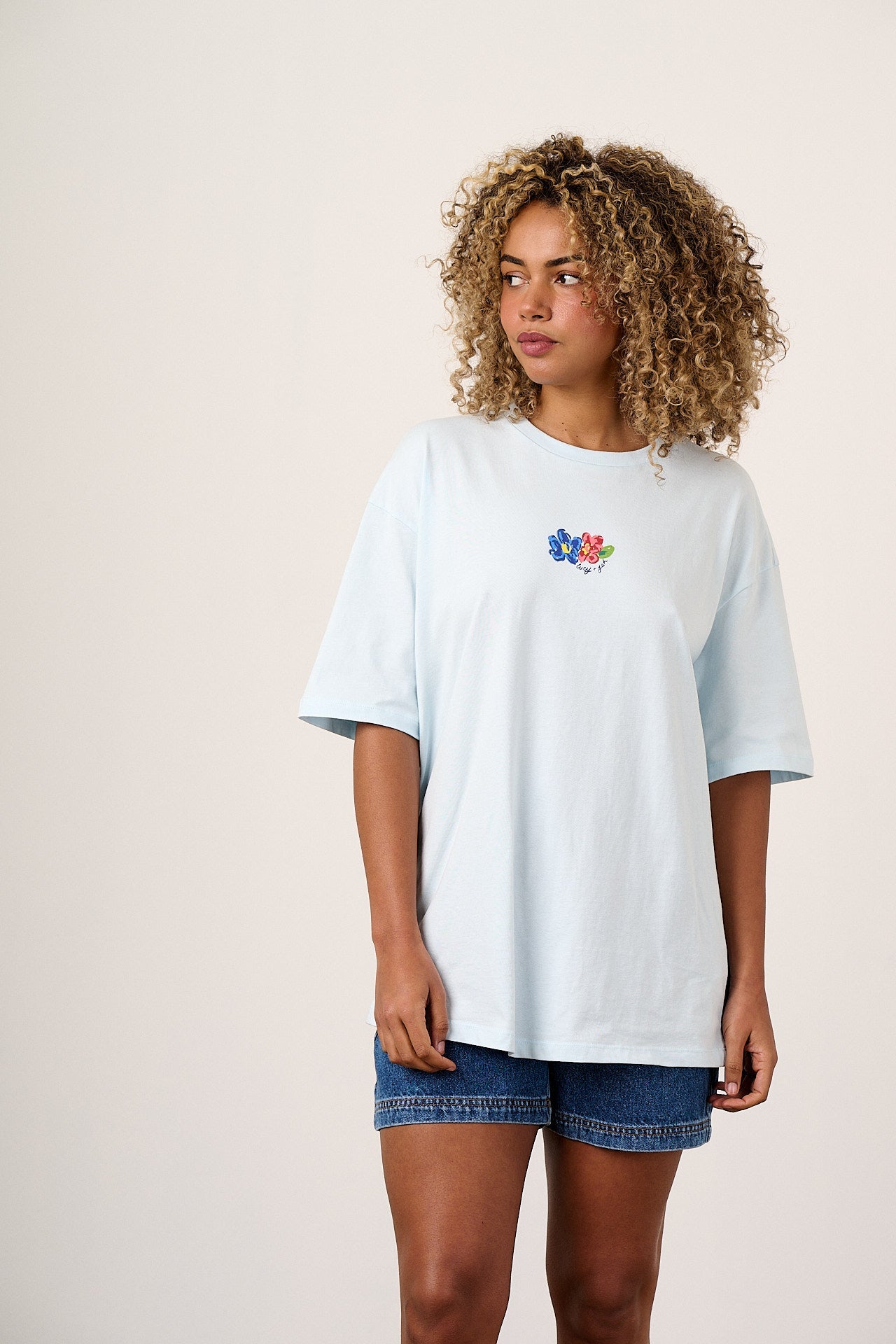 Benny - Oversized Cotton T-Shirt in Blue Vida Flower Print