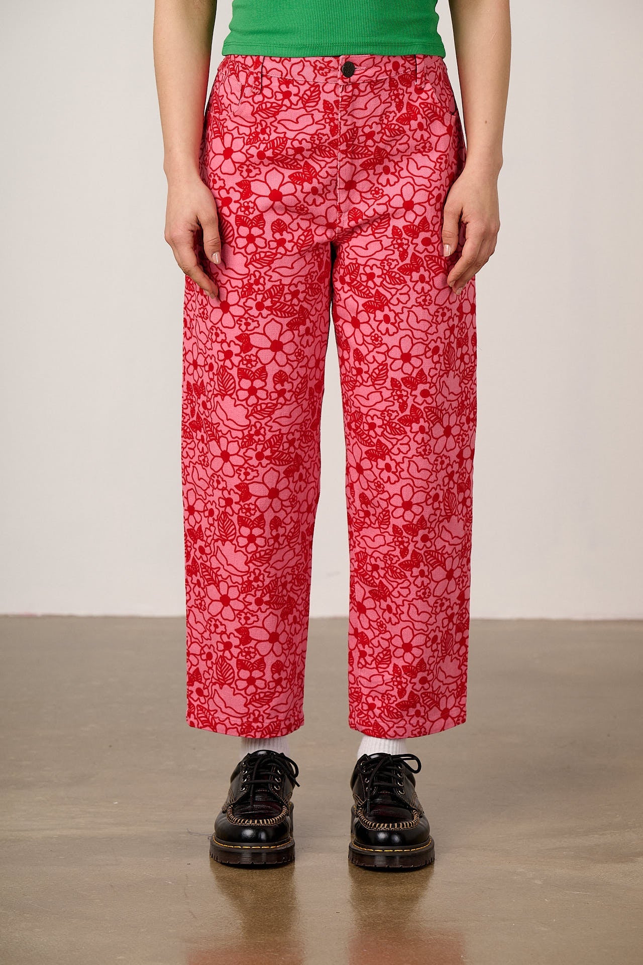 Drew - Cropped Straight Leg Cotton Trousers in Red & Pink Kahlo Bloom