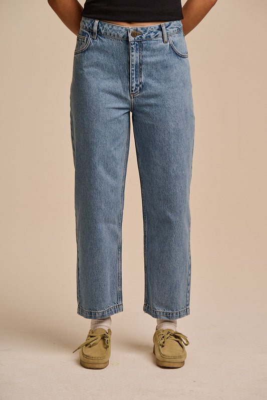 Drew - Cropped Straight Leg Cotton Trousers in Lightwash Blue