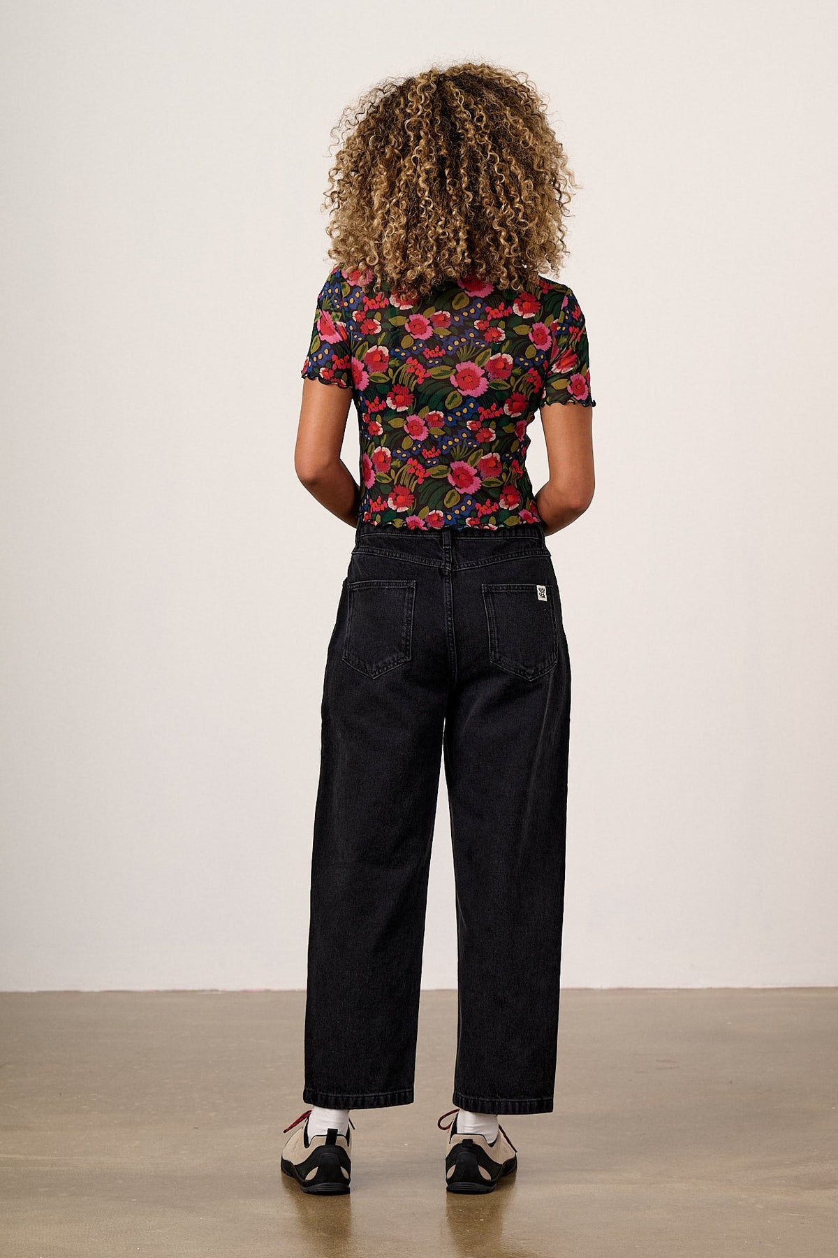 Greta - Cropped Mesh Top in Black Marie Print