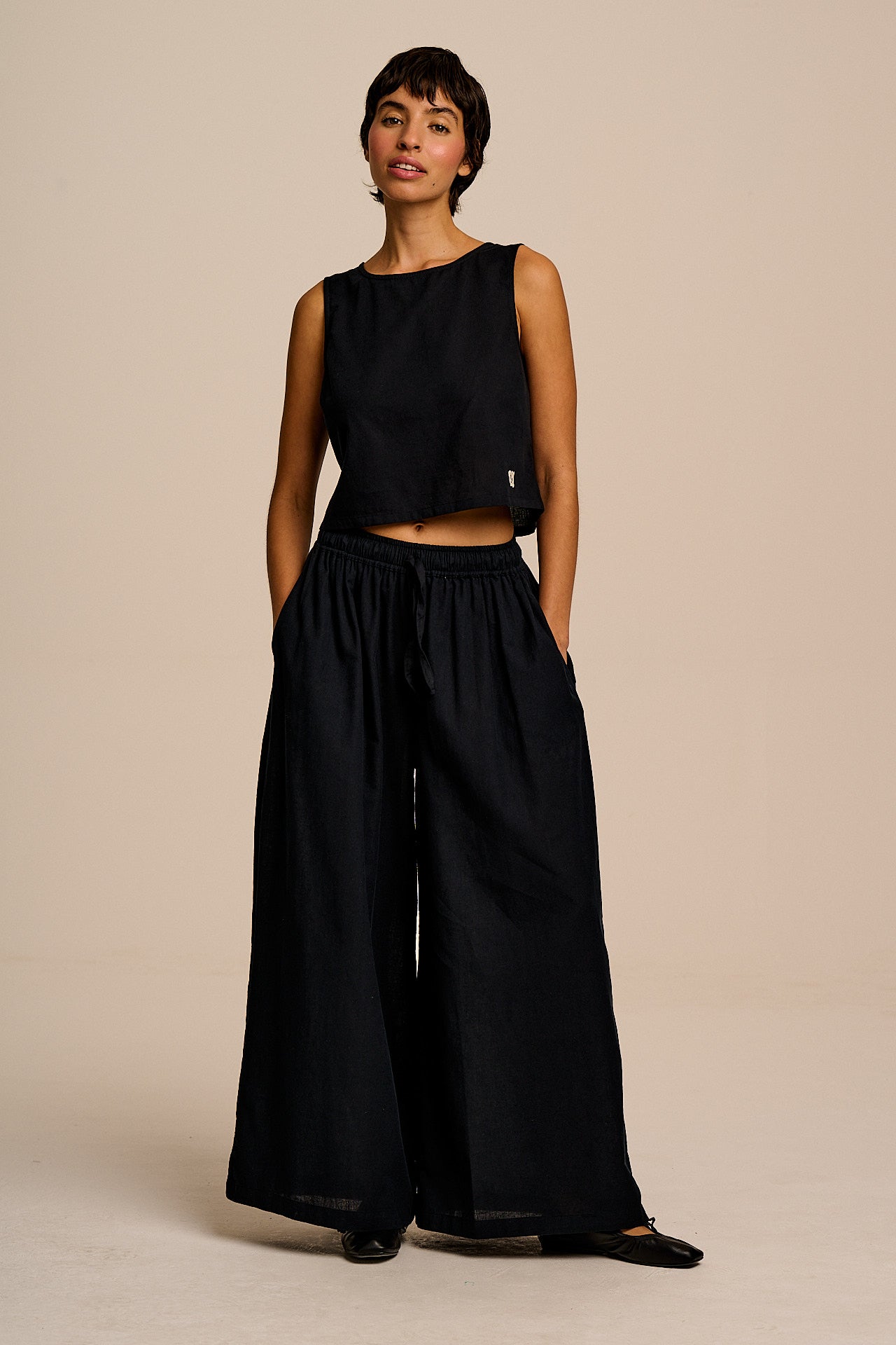 Aster - Cotton & Linen Trousers in Black