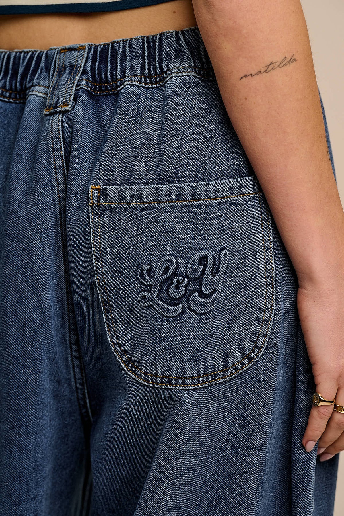 Ashby - Denim Barrel Leg Jeans in Mid Wash New Fit