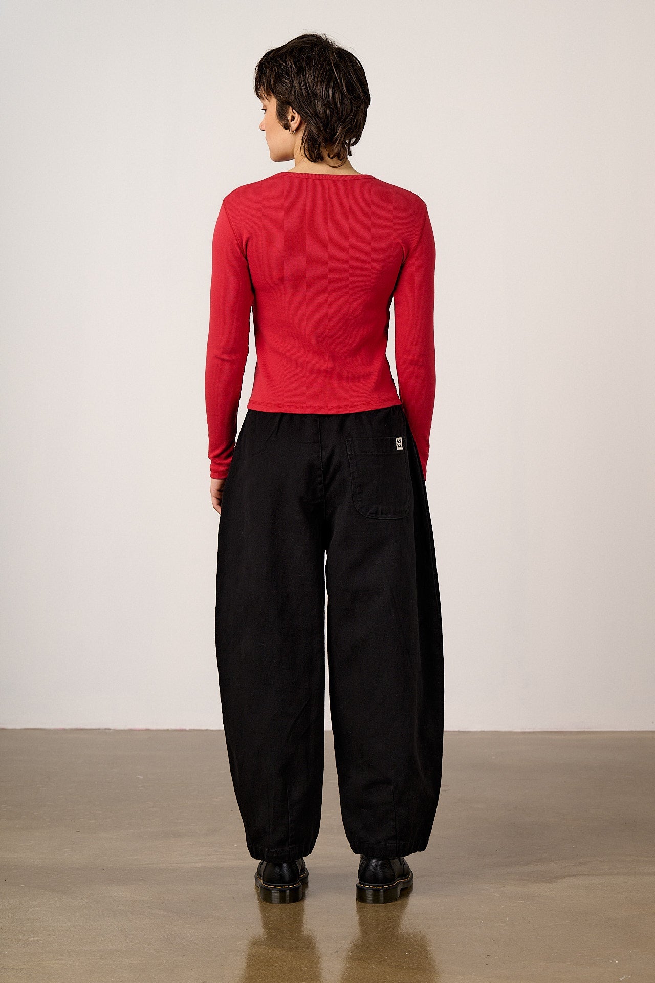 Ashby - Cotton Barrel Leg Trousers in Black