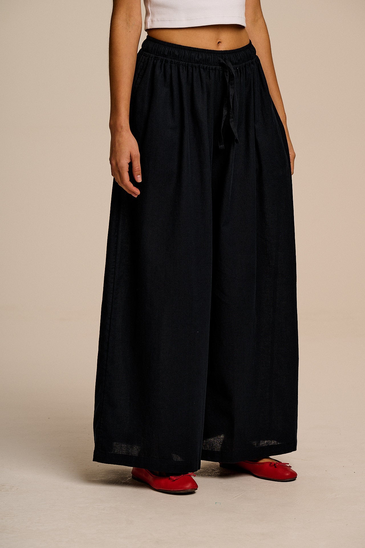Aster - Cotton & Linen Trousers in Black
