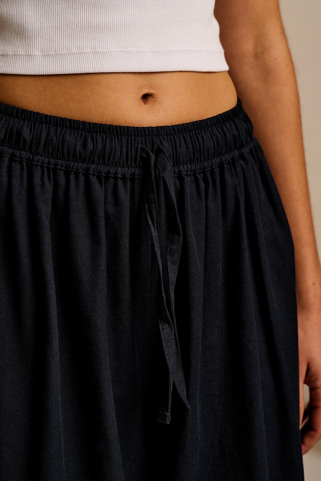 Aster - Cotton & Linen Trousers in Black