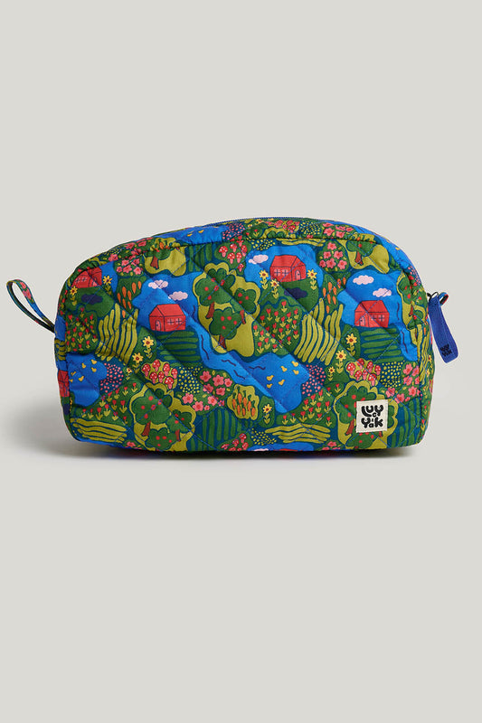Amaliah - Large Washbag in Farmyard Scene