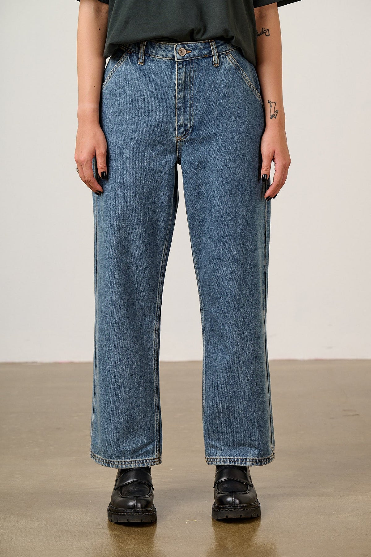 Linden -  90's Straight Leg Jeans in Midwash