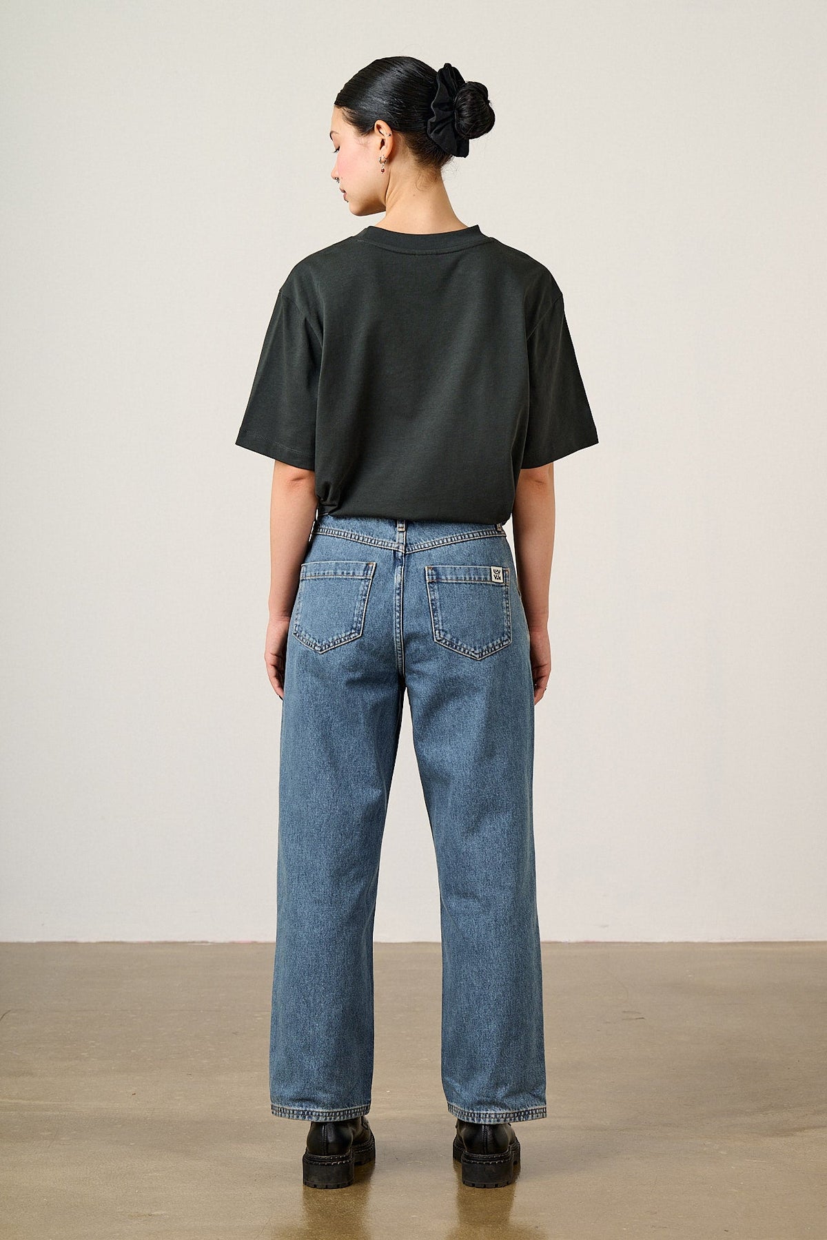 Linden -  90's Straight Leg Jeans in Midwash