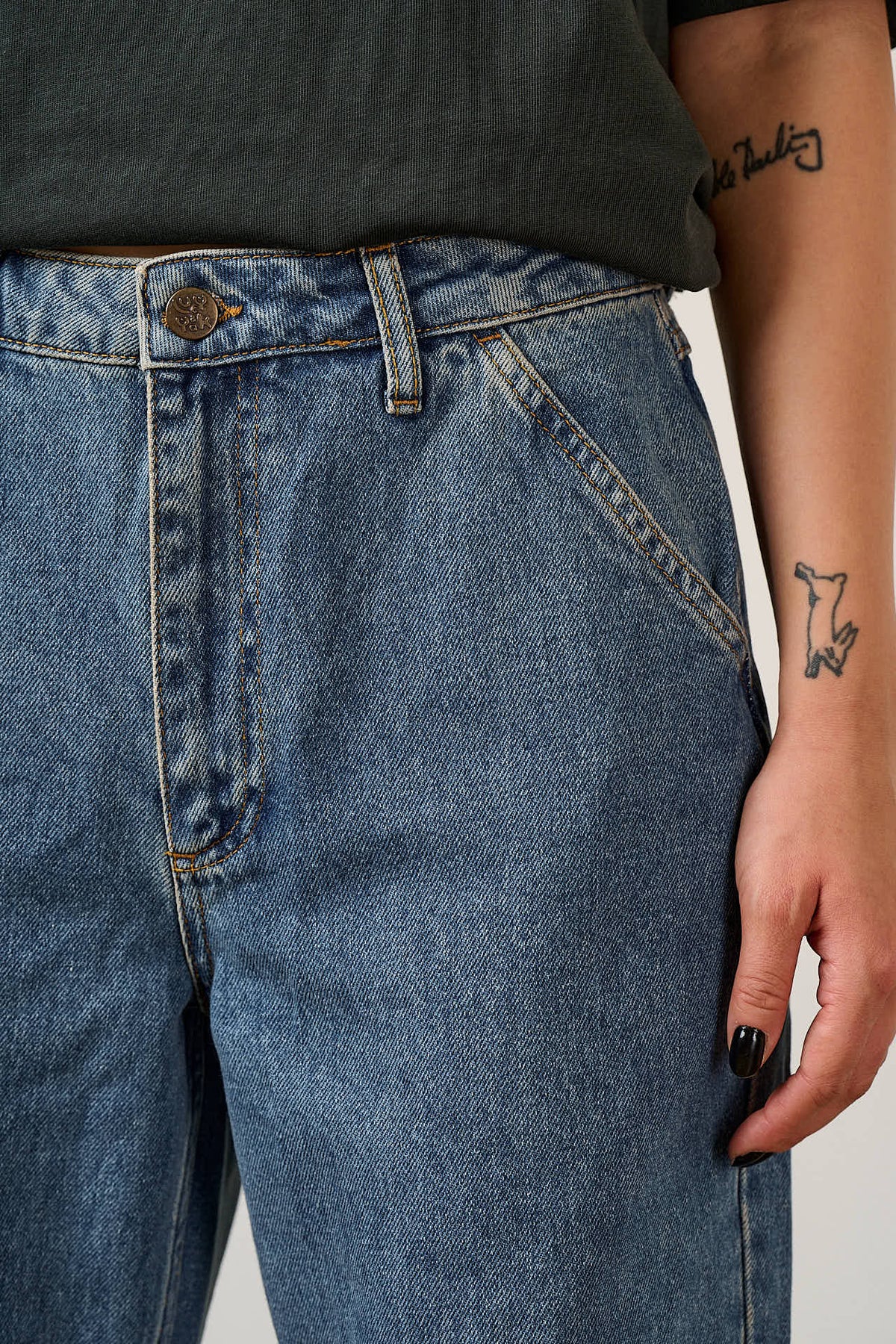 Linden -  90's Straight Leg Jeans in Midwash