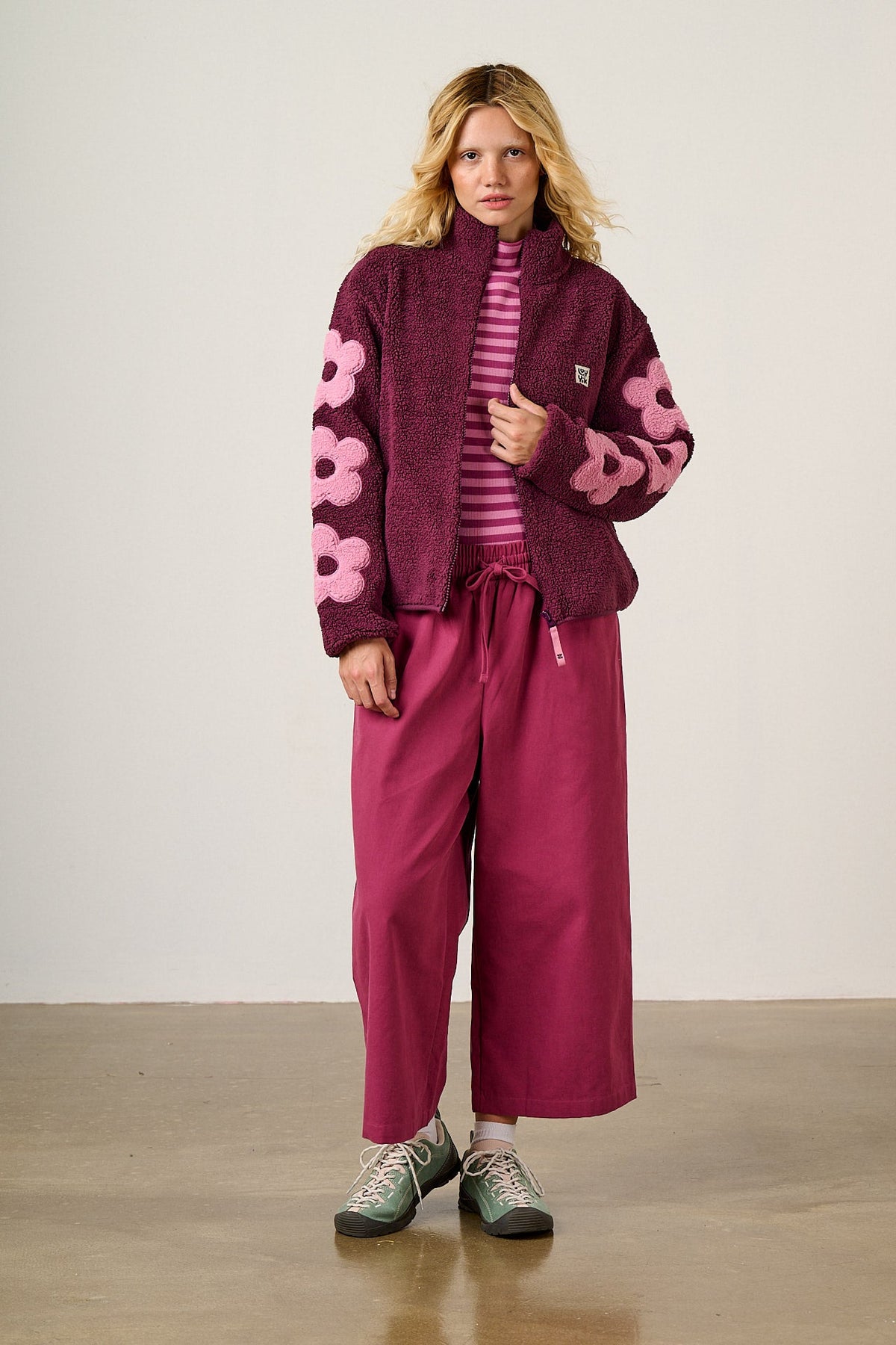 Margot - Borg Fleece with Flower in Pink and Burgundy