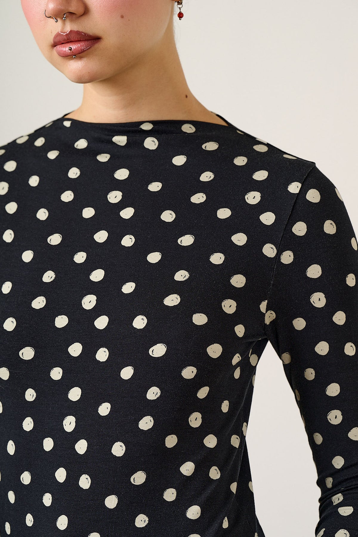 Sara - Mock Neck Viscose Top in Polka Dot