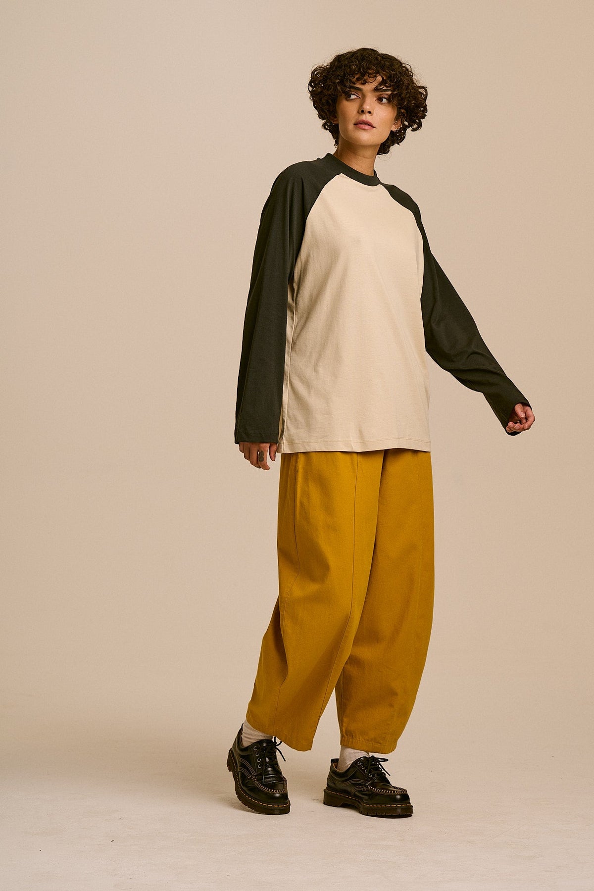 Bennett - Oversized Organic Cotton Raglan Tee in Ecru & Black