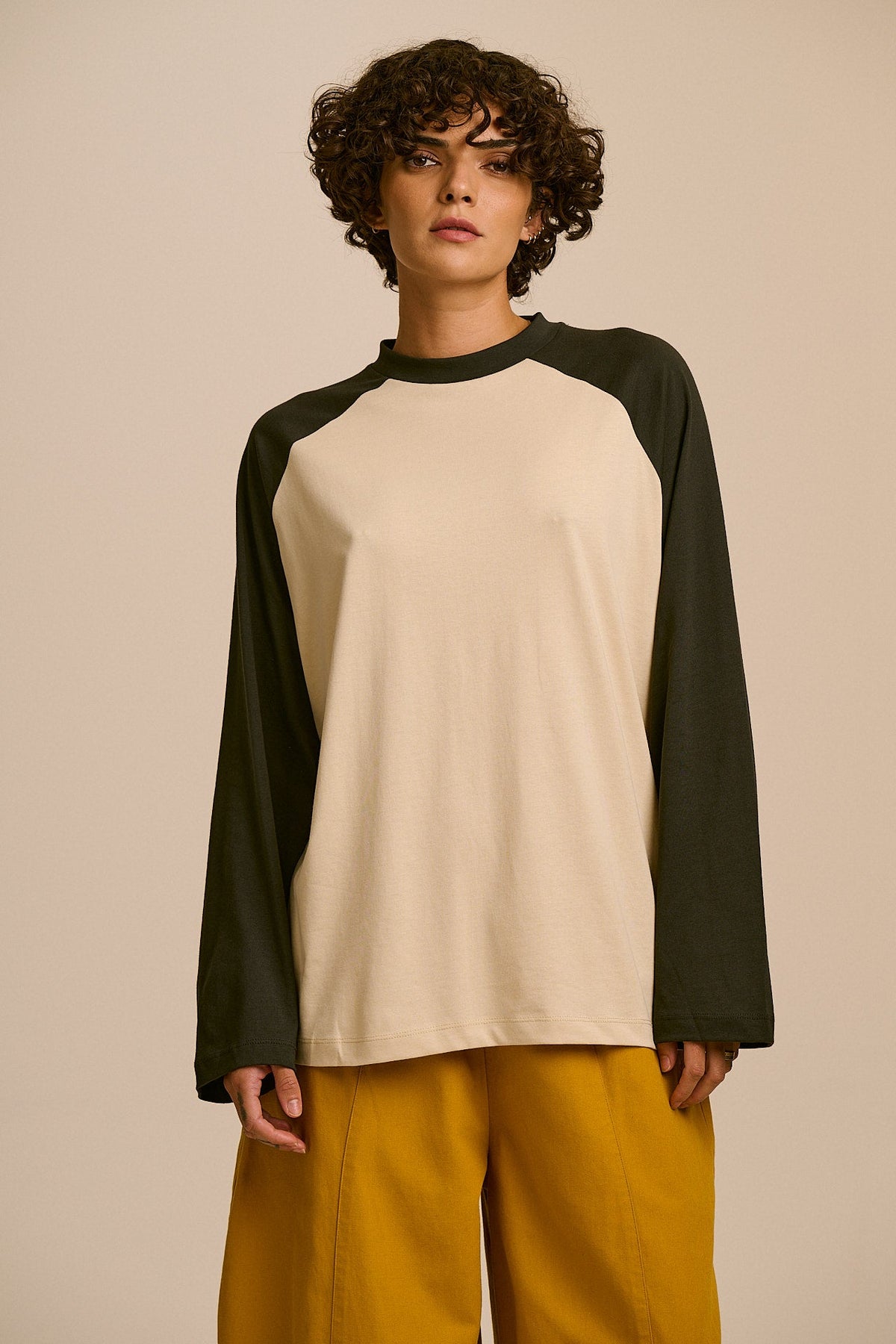 Bennett - Oversized Organic Cotton Raglan Tee in Ecru & Black