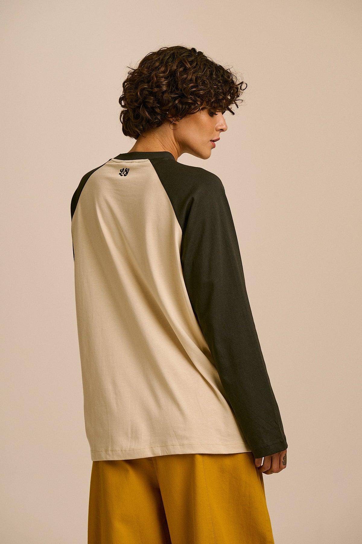 Bennett - Oversized Organic Cotton Raglan Tee in Ecru & Black