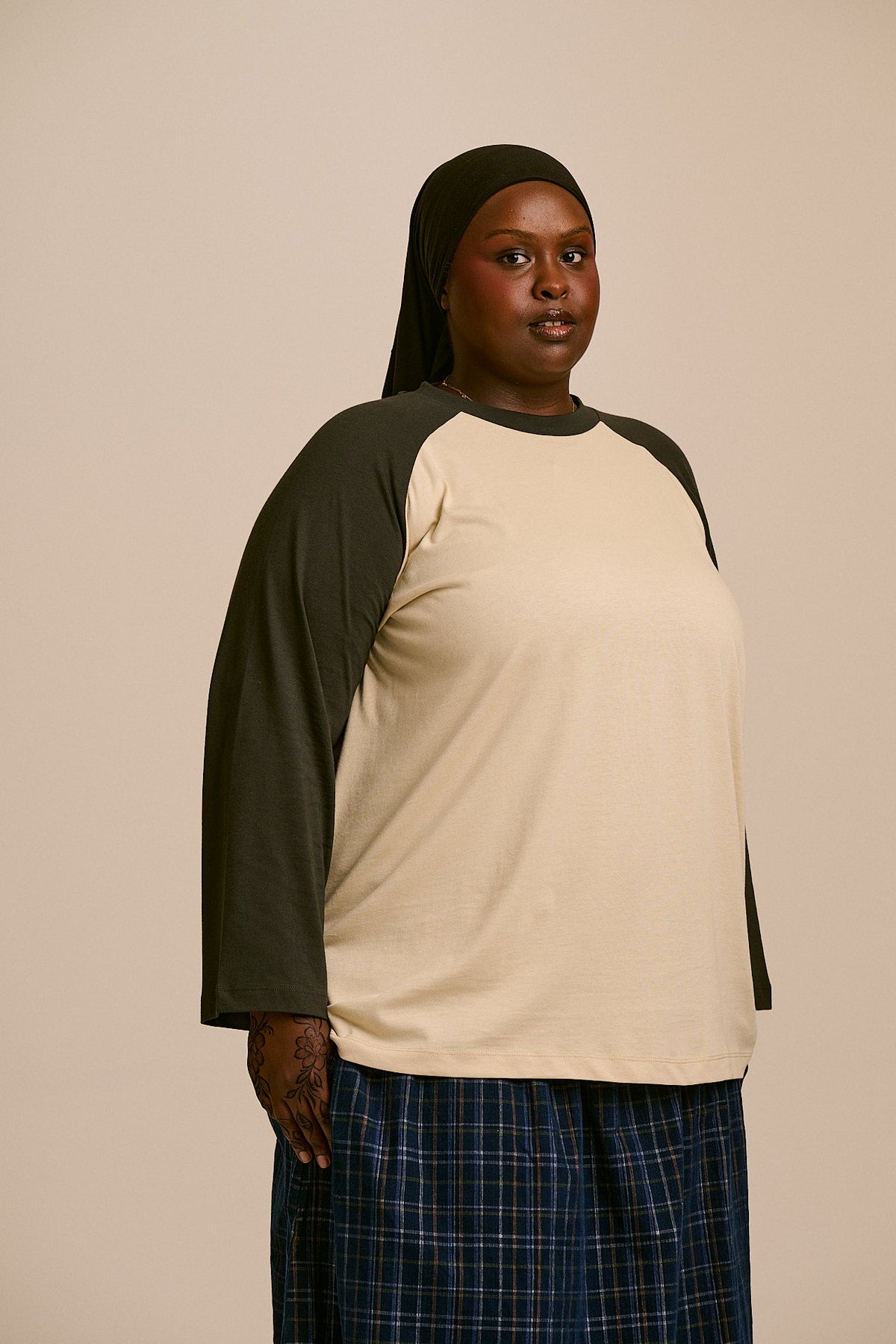 Bennett - Oversized Organic Cotton Raglan Tee in Ecru & Black