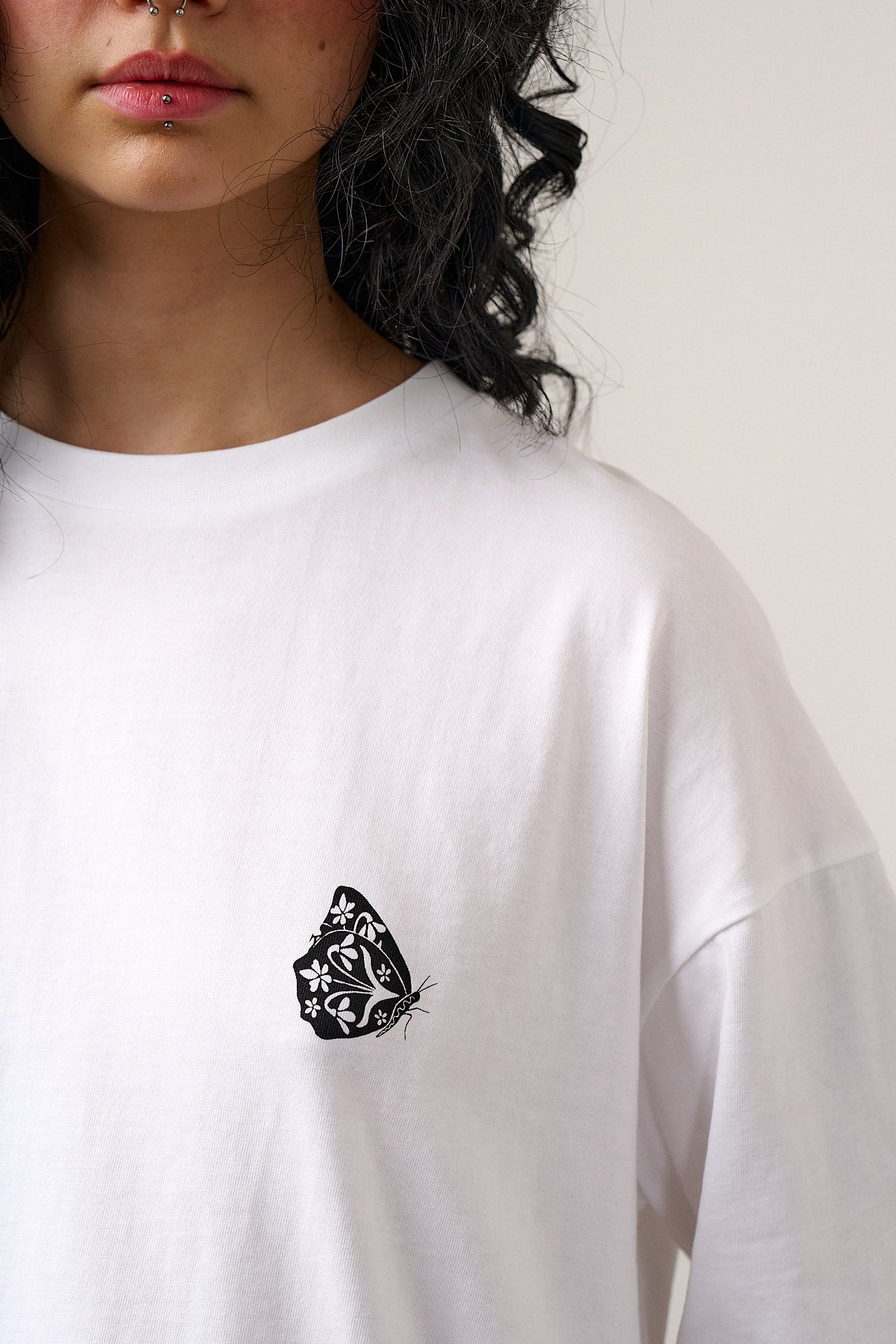 Benny - Oversized Cotton T-Shirt in White with Butterfly Print