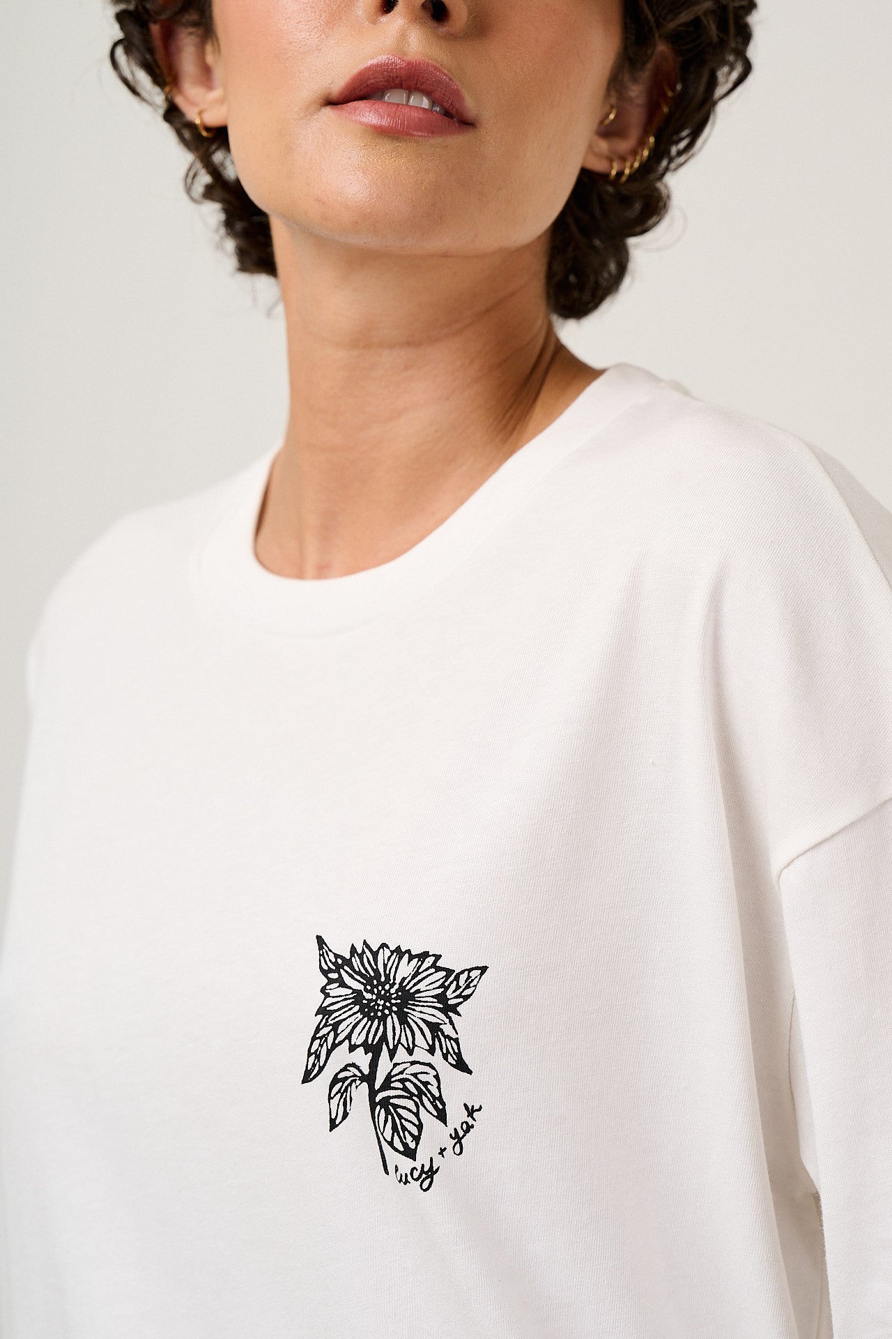 Benny - Oversized Cotton T-Shirt in Ecru Sunflower Print