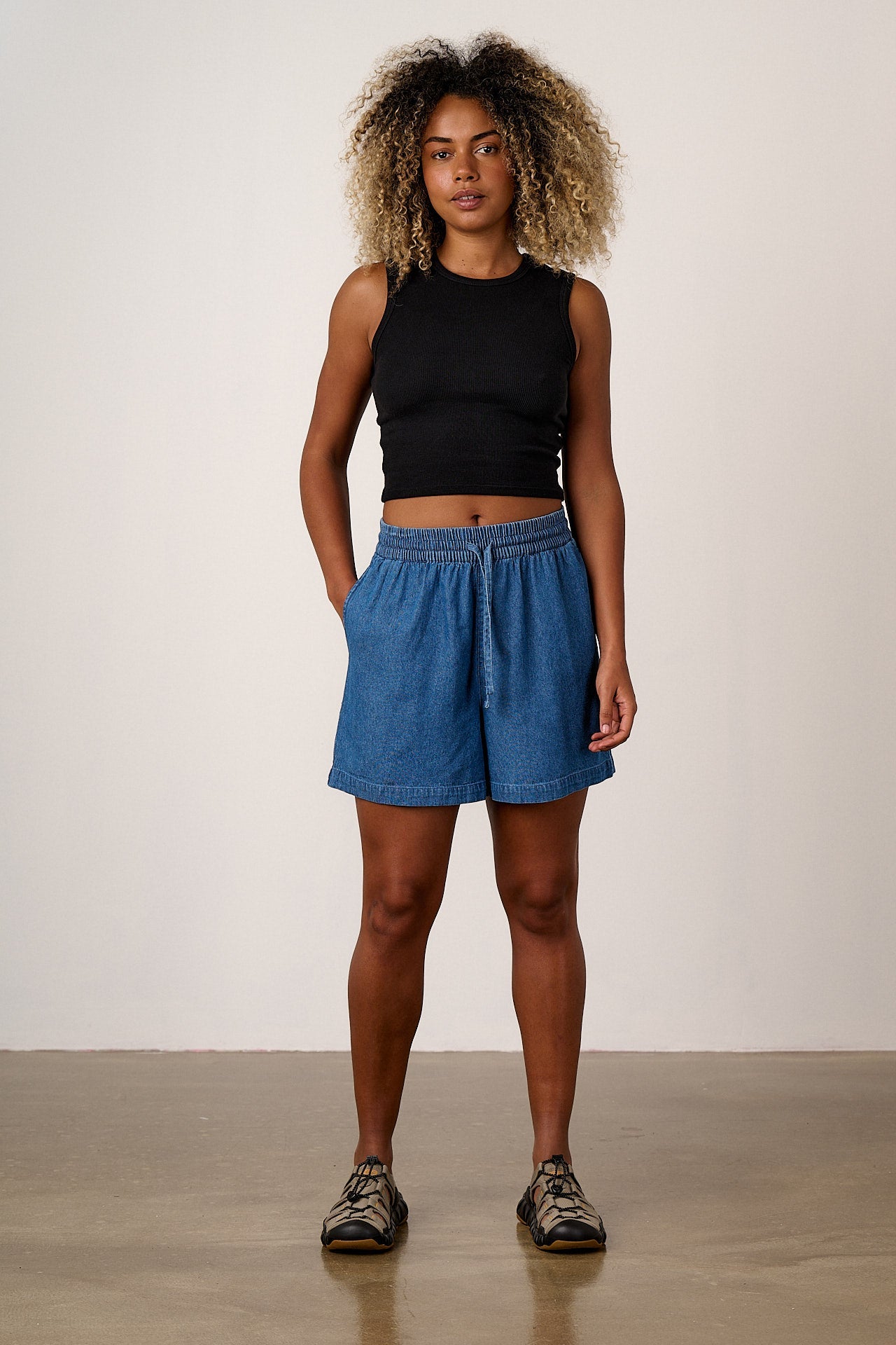 Charlie - Lightweight Denim Shorts in Mid Wash