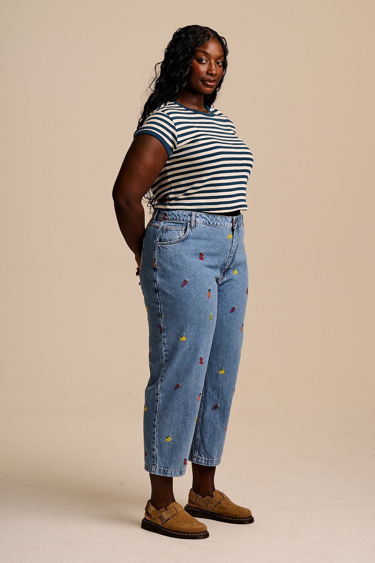 Drew - Cropped Straight Legged Cotton Trousers in Light Wash Veg