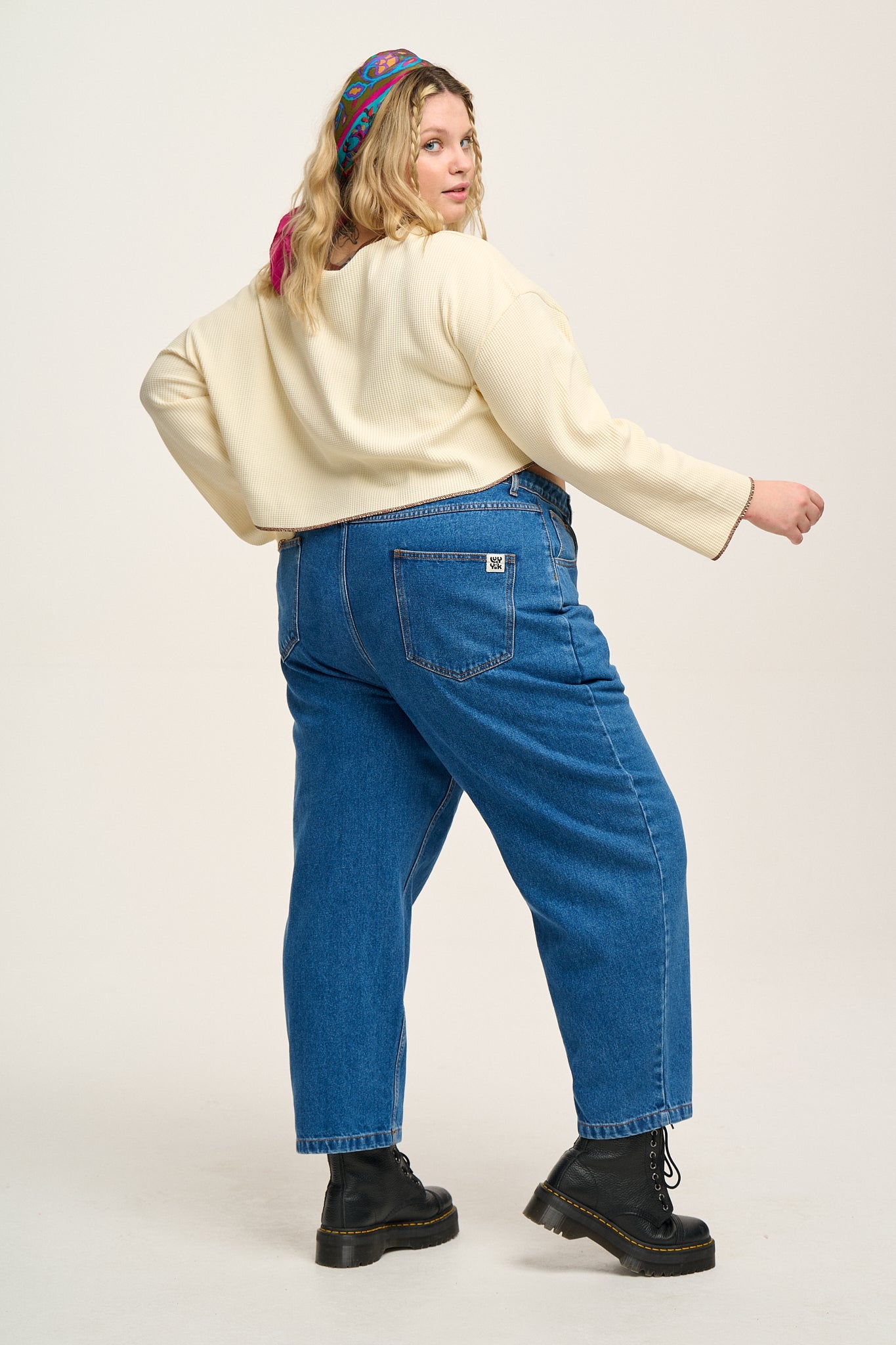 Drew - Cropped Straight Leg Denim Jeans in Mid Wash Blue