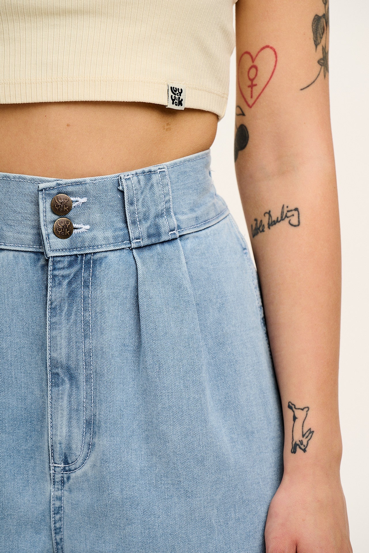 Addison - Denim Jeans in Light Wash Blue