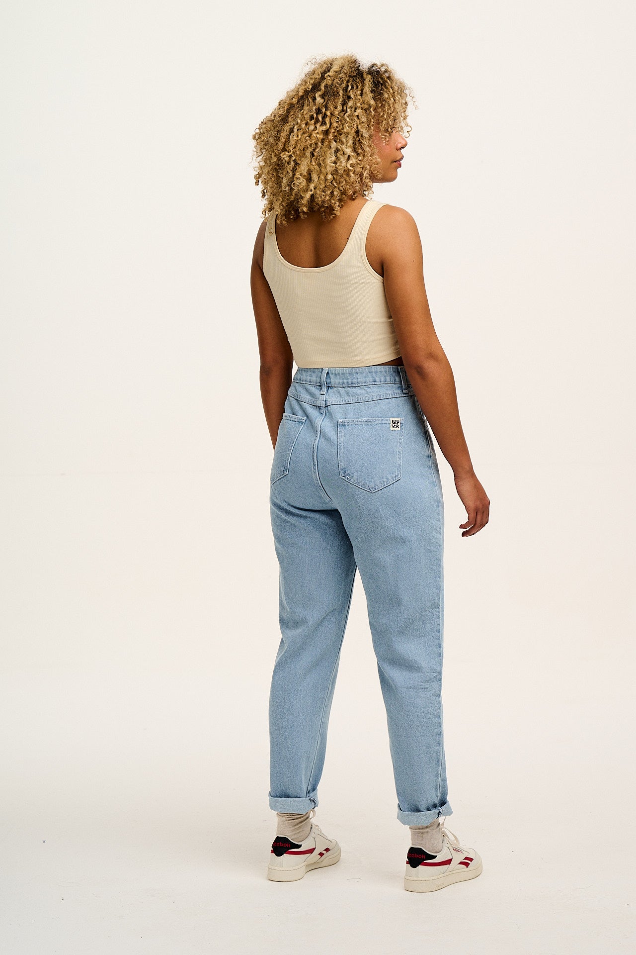 Dana - Mom Denim Jeans in Light Wash Blue