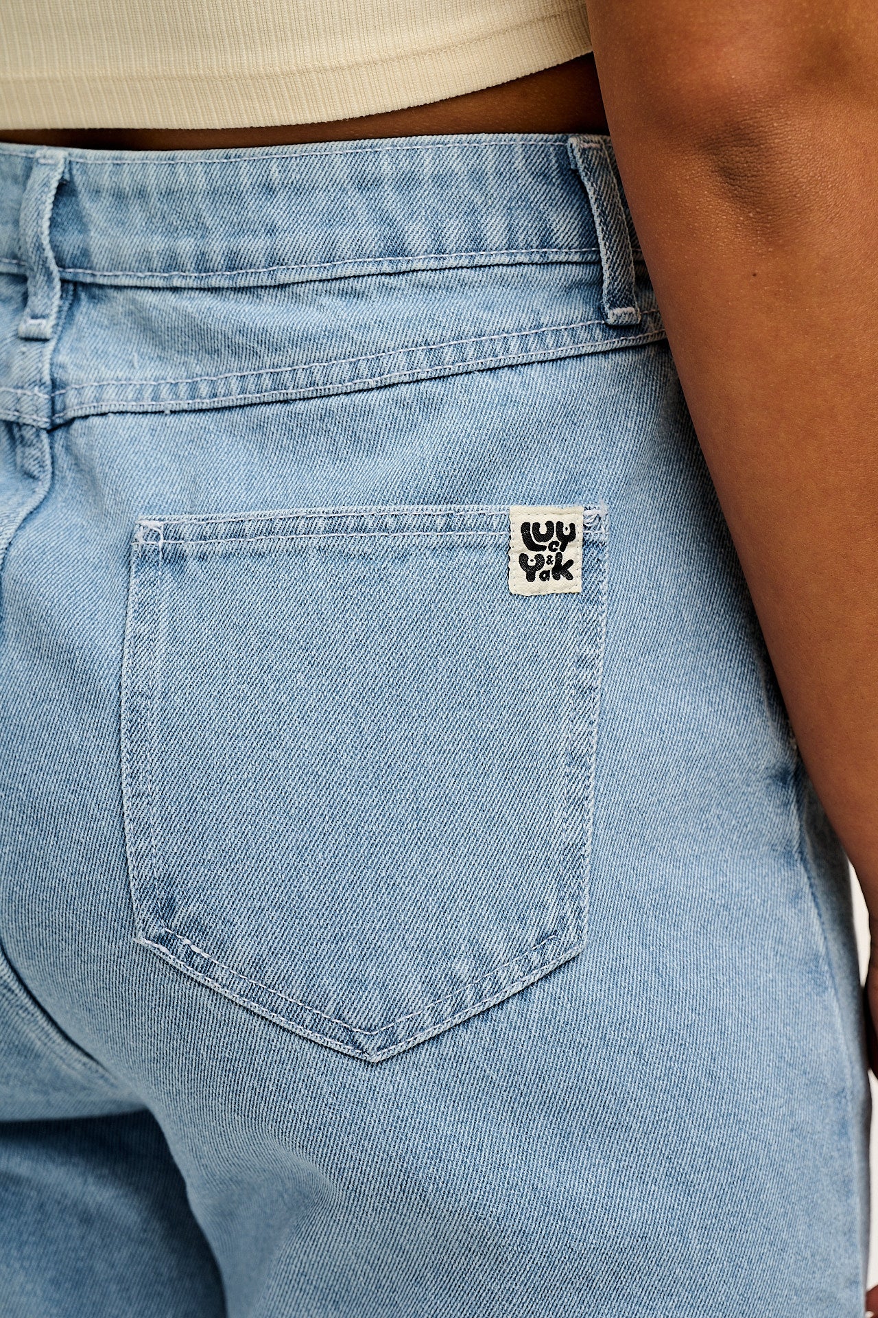 Dana - Mom Denim Jeans in Light Wash Blue