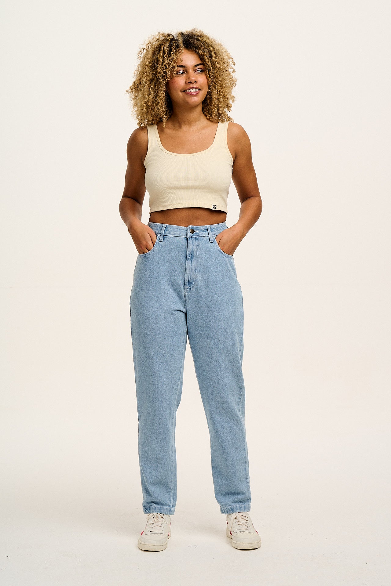 Dana - Mom Denim Jeans in Light Wash Blue