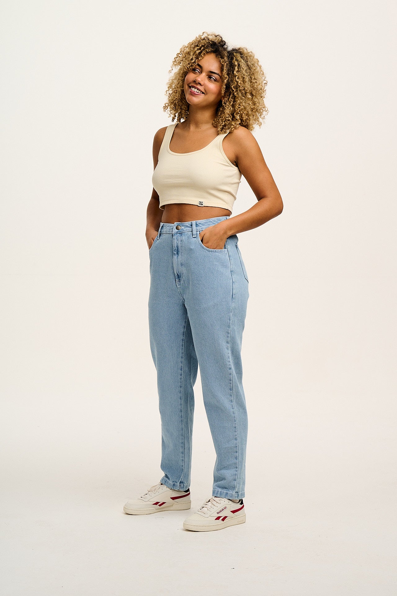 Dana - Mom Denim Jeans in Light Wash Blue