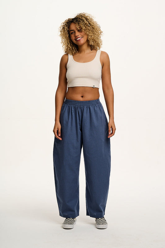 Freddie - Barrel Leg Cotton & Linen Trousers in Vintage Indigo
