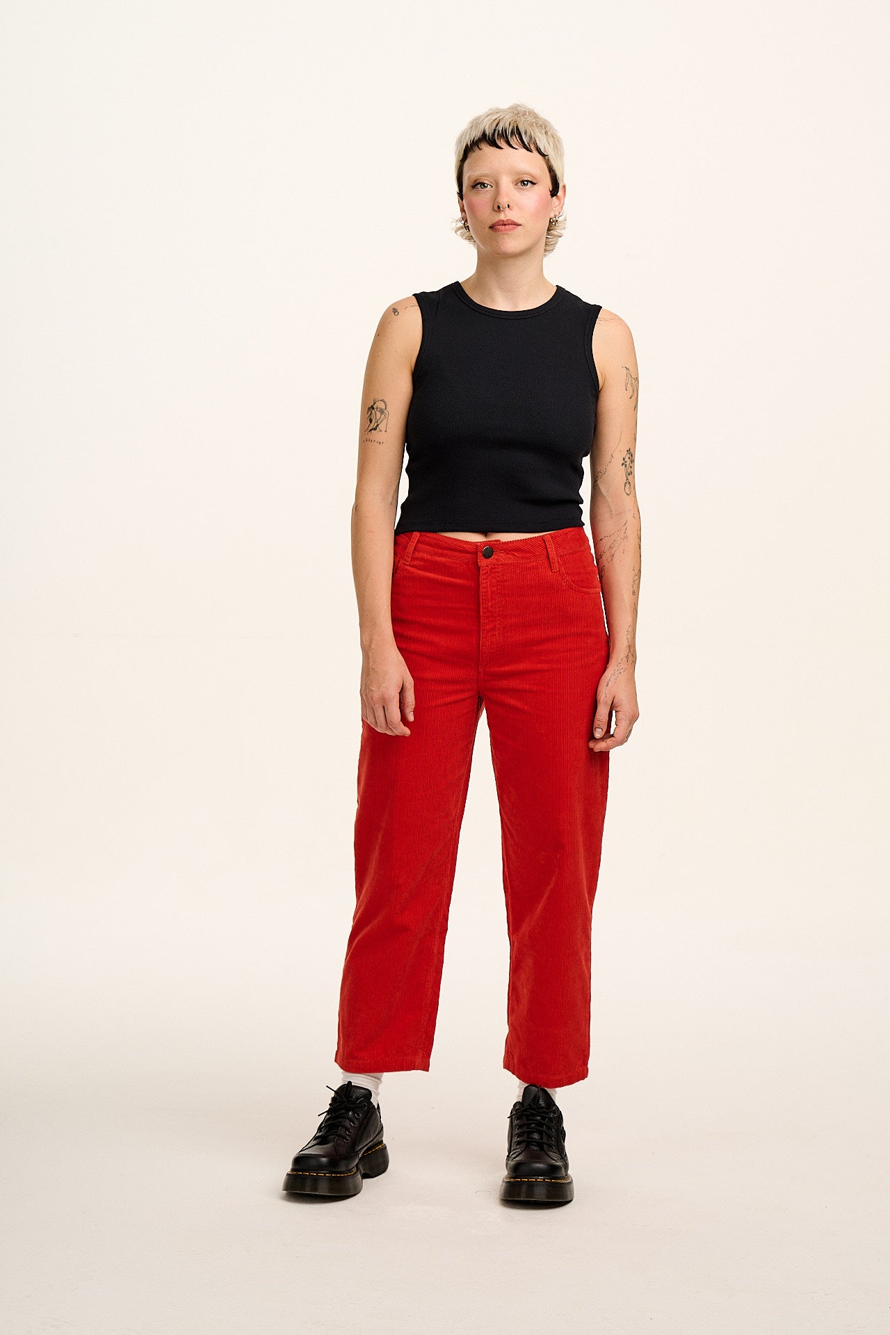 Drew - Cropped Straight Leg Corduroy Trousers in Red