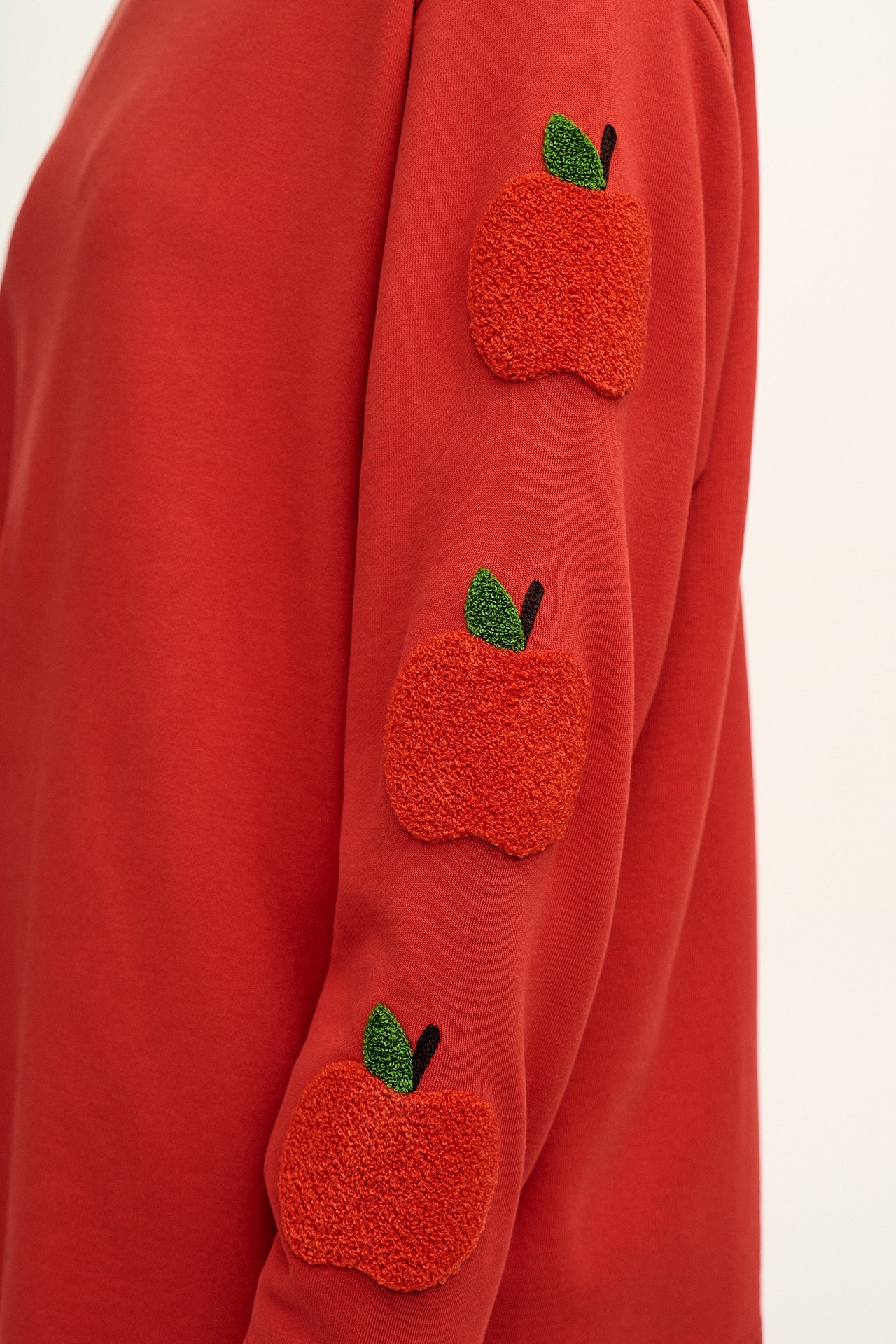 Kai - Midweight Cotton Crew Neck Sweatshirt in Red Apples Motif