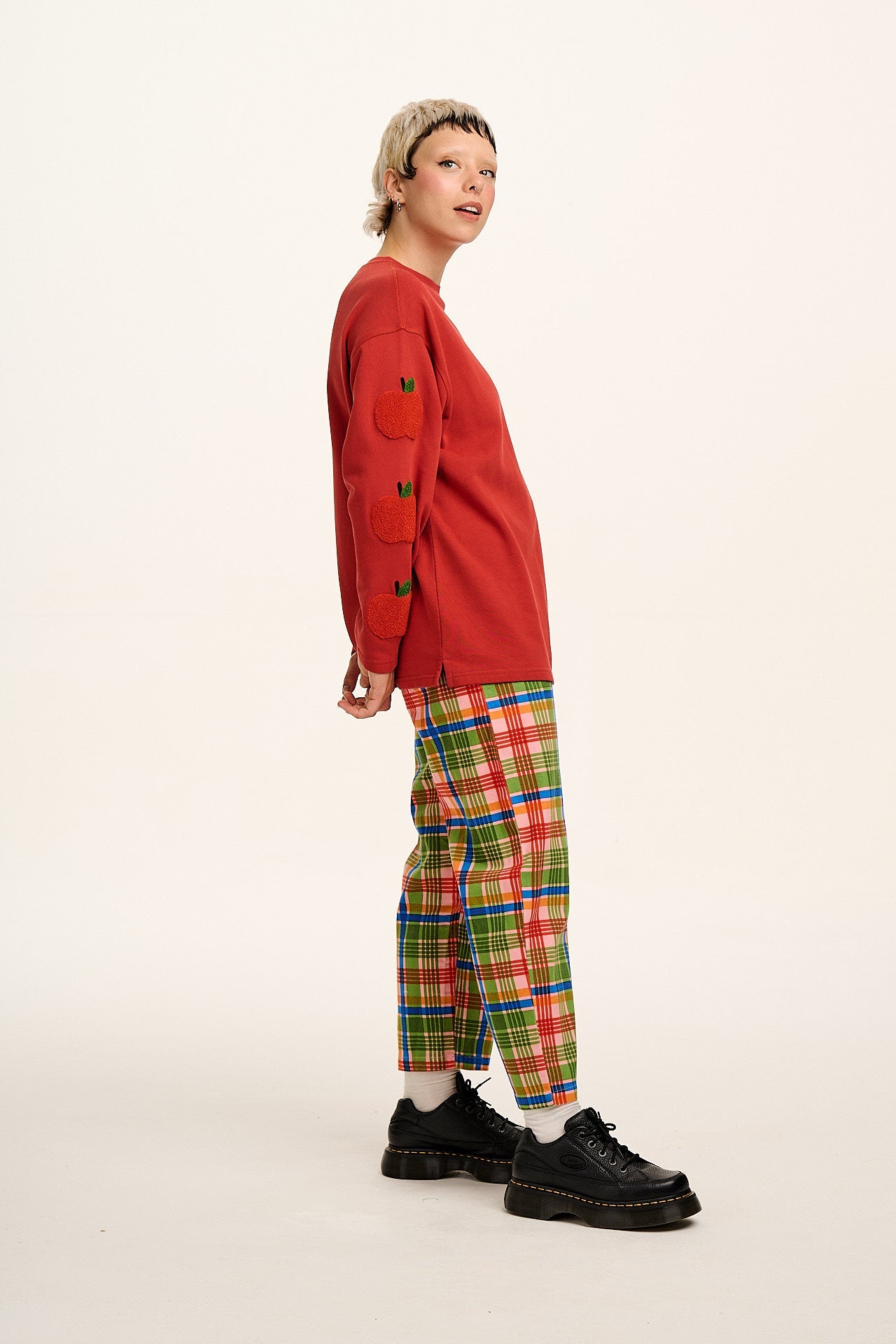 Kai - Midweight Cotton Crew Neck Sweatshirt in Red Apples Motif