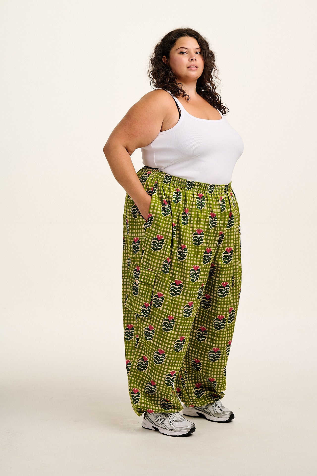 Rumi - Cotton & Linen Barrel Trousers in Blooming Green Checkerboard
