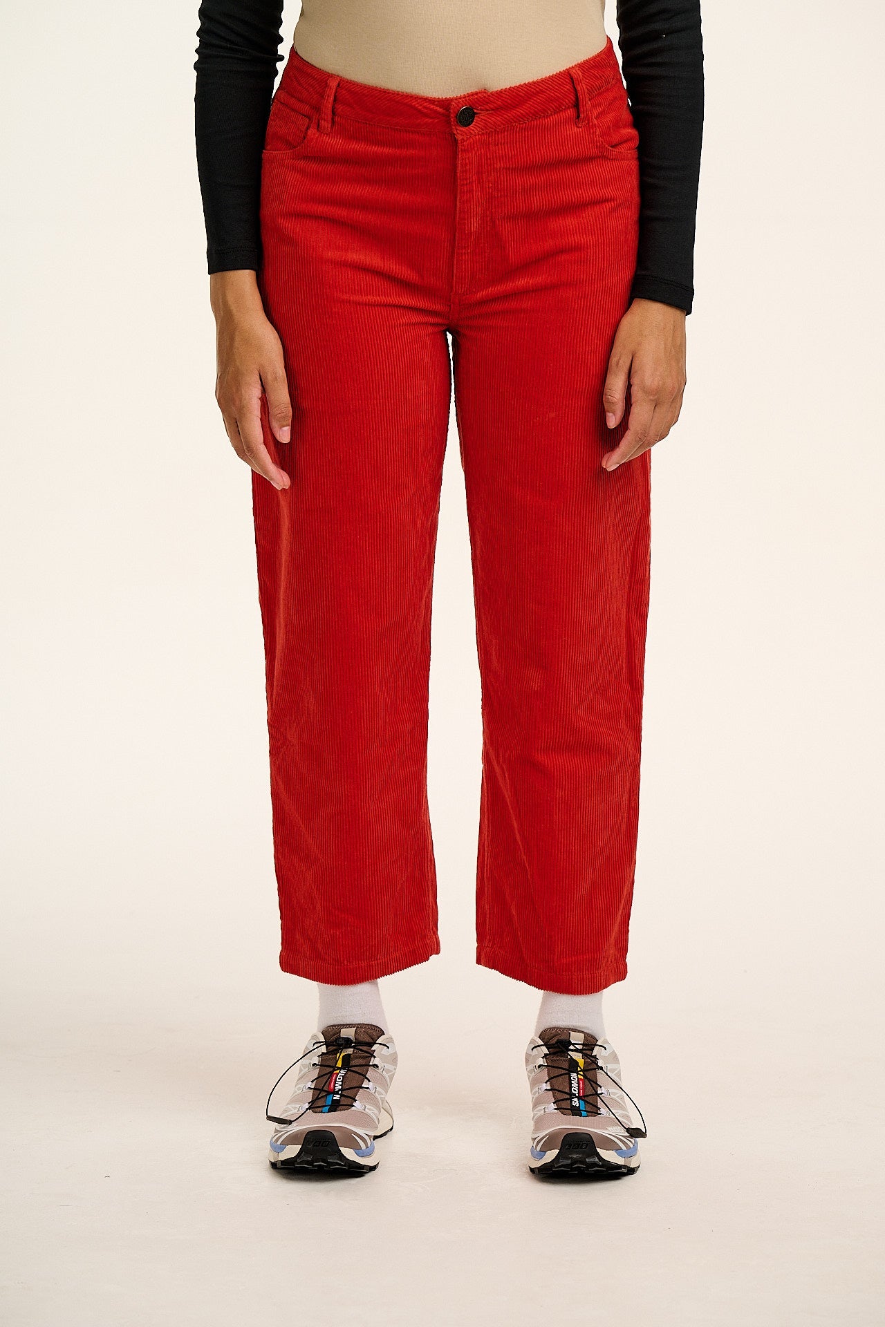 Drew - Cropped Straight Leg Corduroy Trousers in Red