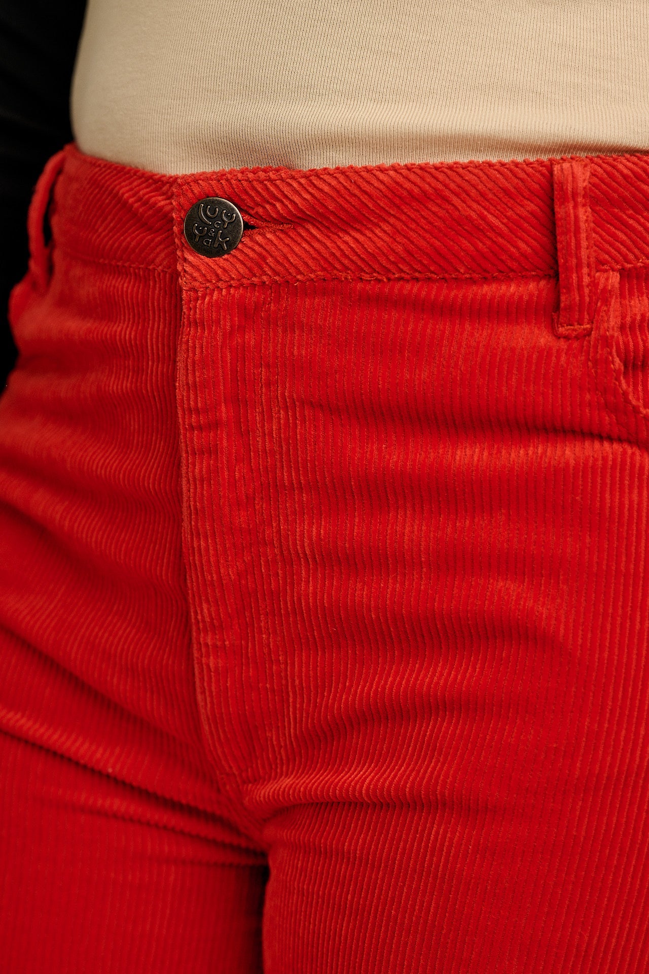 Drew - Cropped Straight Leg Corduroy Trousers in Red