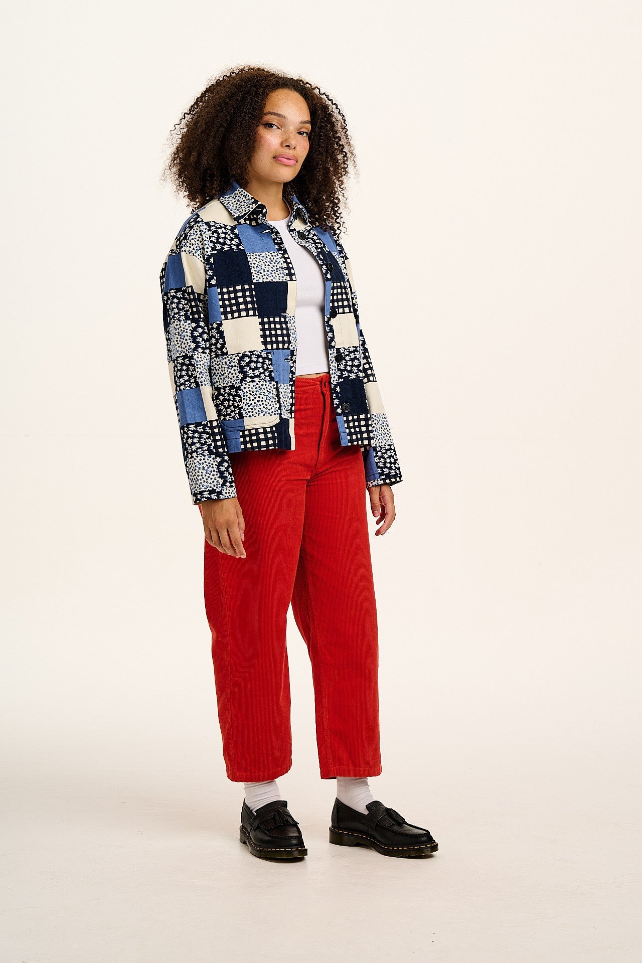 Drew - Cropped Straight Leg Corduroy Trousers in Red