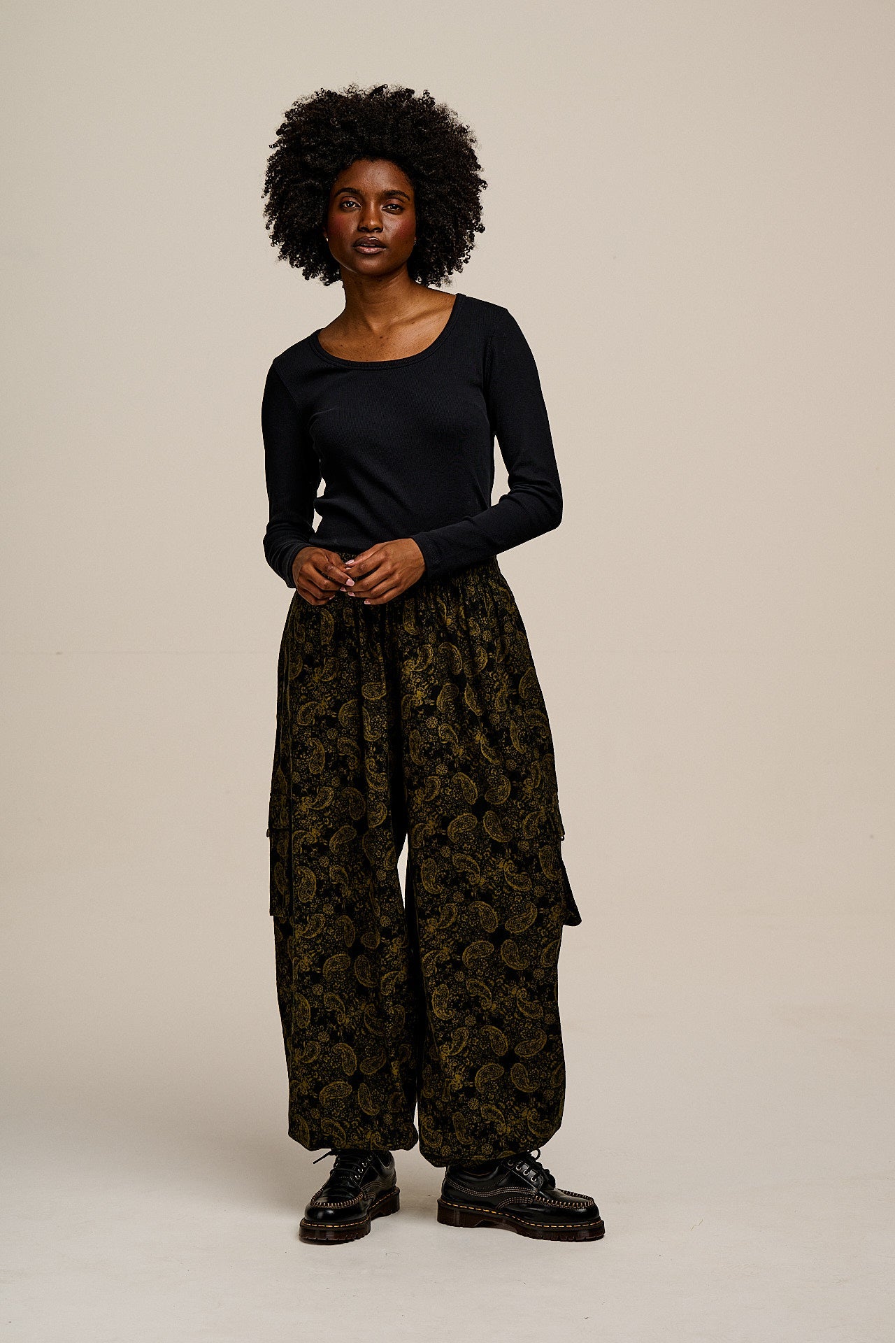 Rumi - Brushed Cotton Barrel Trousers in Grunge Green Paisley Print