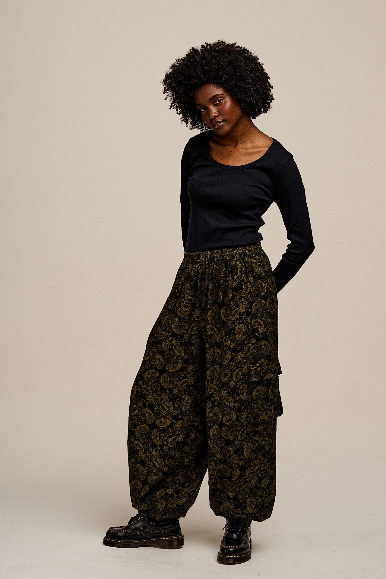 Rumi - Brushed Cotton Barrel Trousers in Grunge Green Paisley Print
