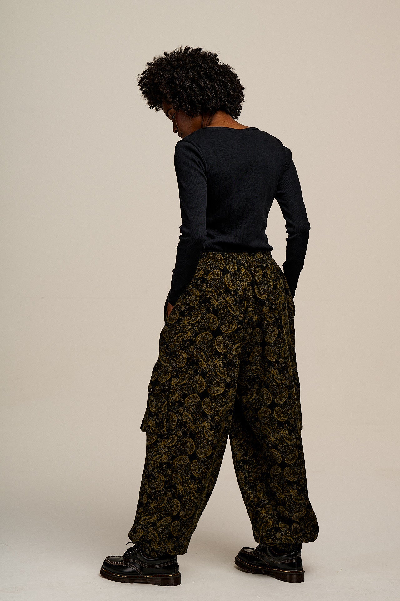 Rumi - Brushed Cotton Barrel Trousers in Grunge Green Paisley Print