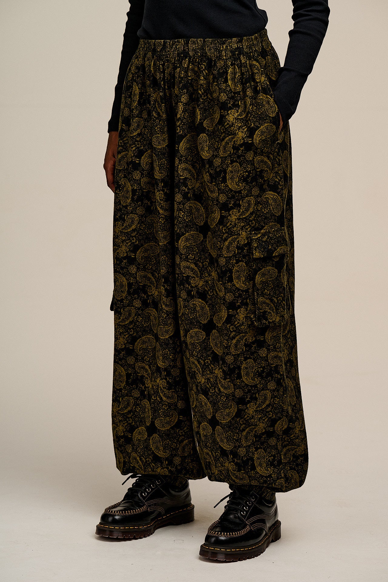 Rumi - Brushed Cotton Barrel Trousers in Grunge Green Paisley Print