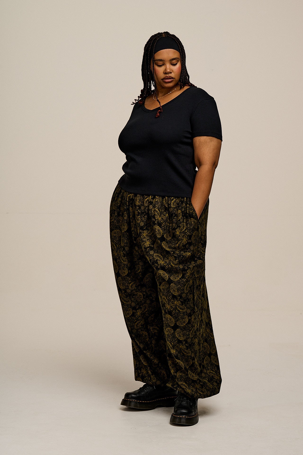 Rumi - Brushed Cotton Barrel Trousers in Grunge Green Paisley Print