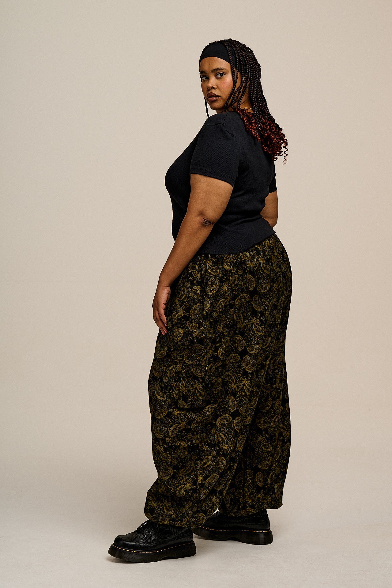 Rumi - Brushed Cotton Barrel Trousers in Grunge Green Paisley Print