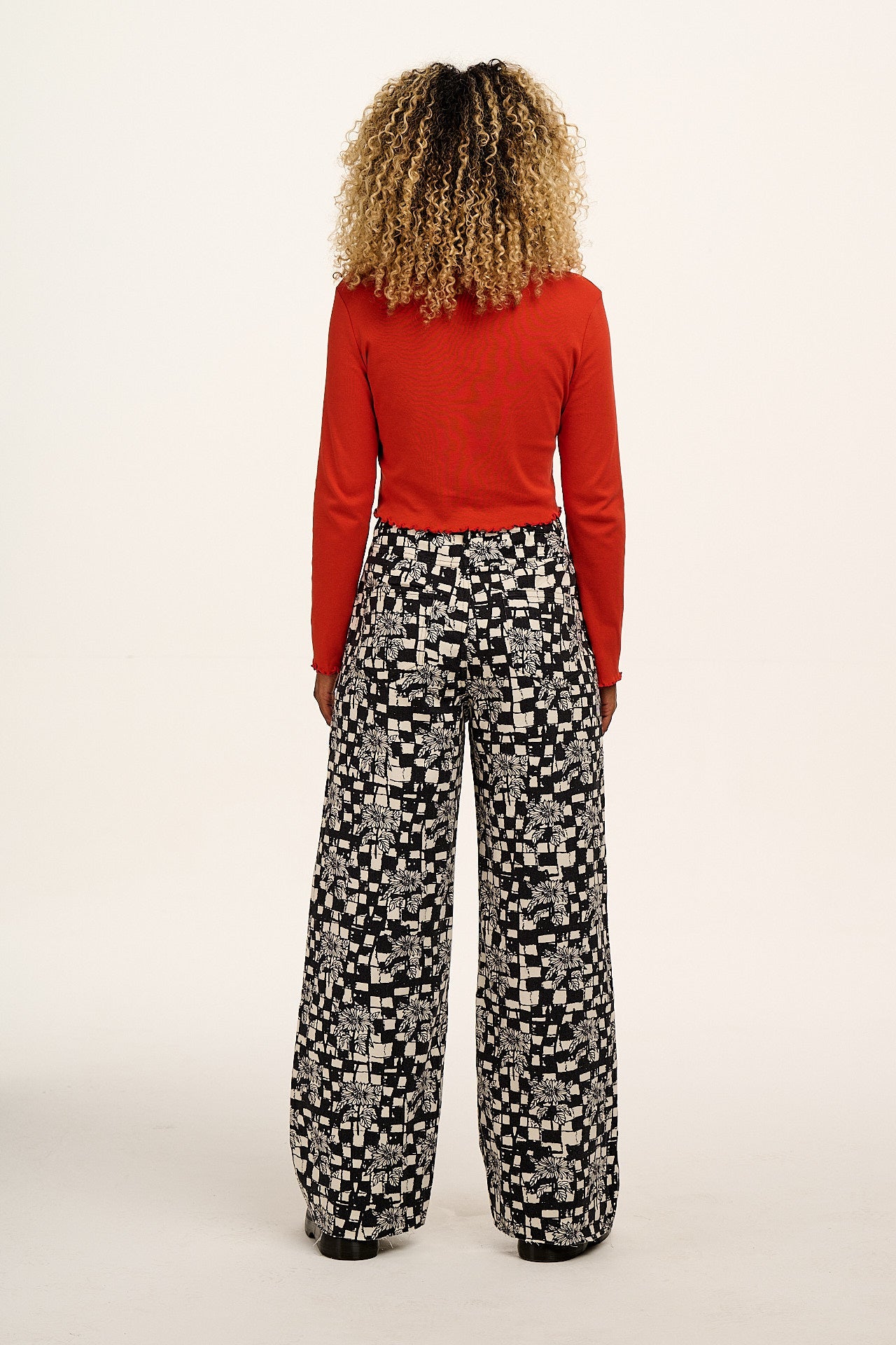L.E. Carter - High Waisted Jeans in Black & White Sunflower Check