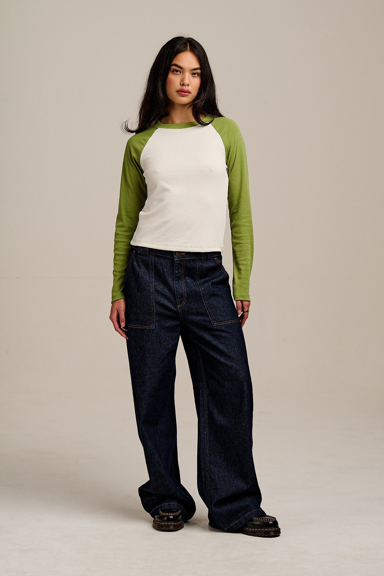 Avi - Long Sleeve Raglan Tee in Green & White