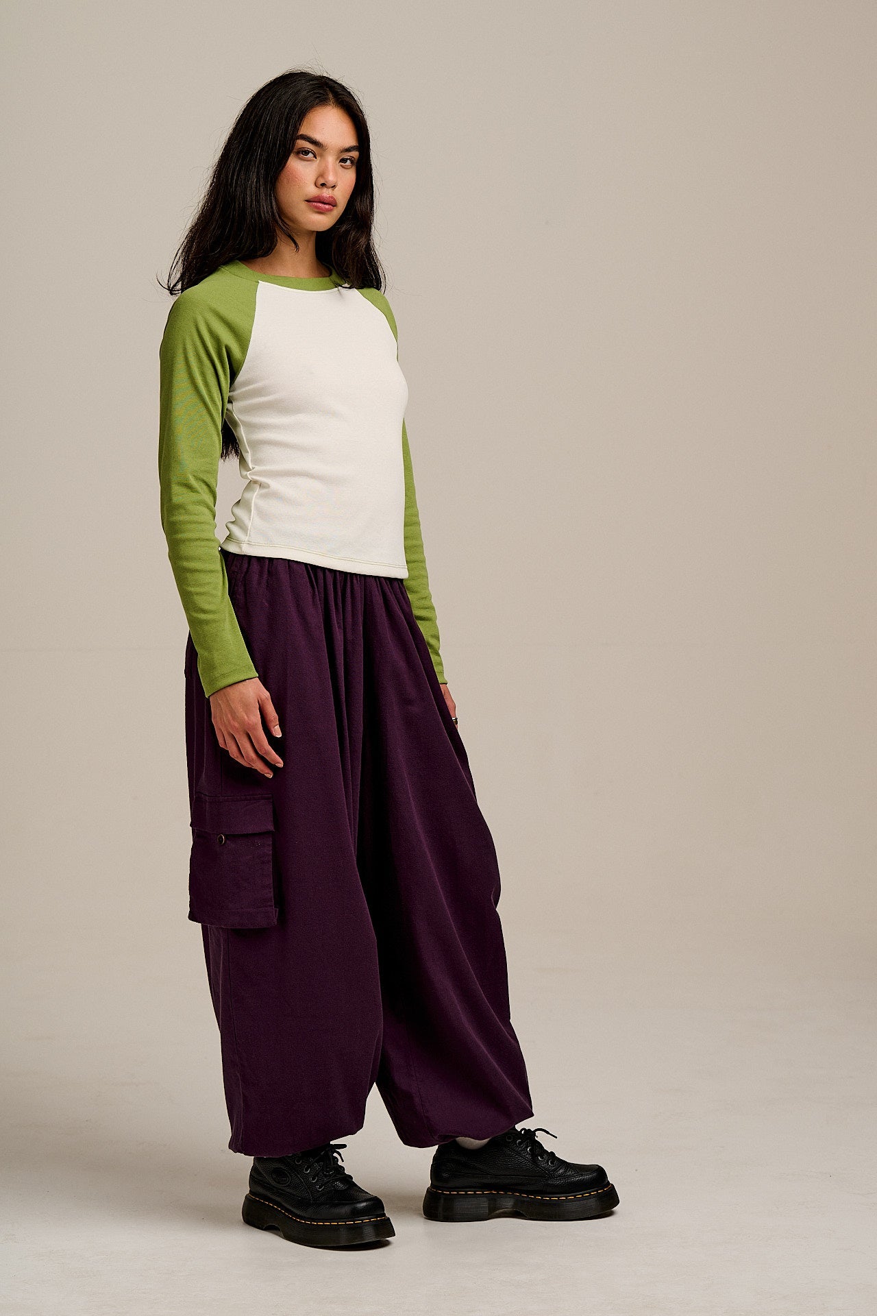 Avi - Long Sleeve Raglan Tee in Green & White