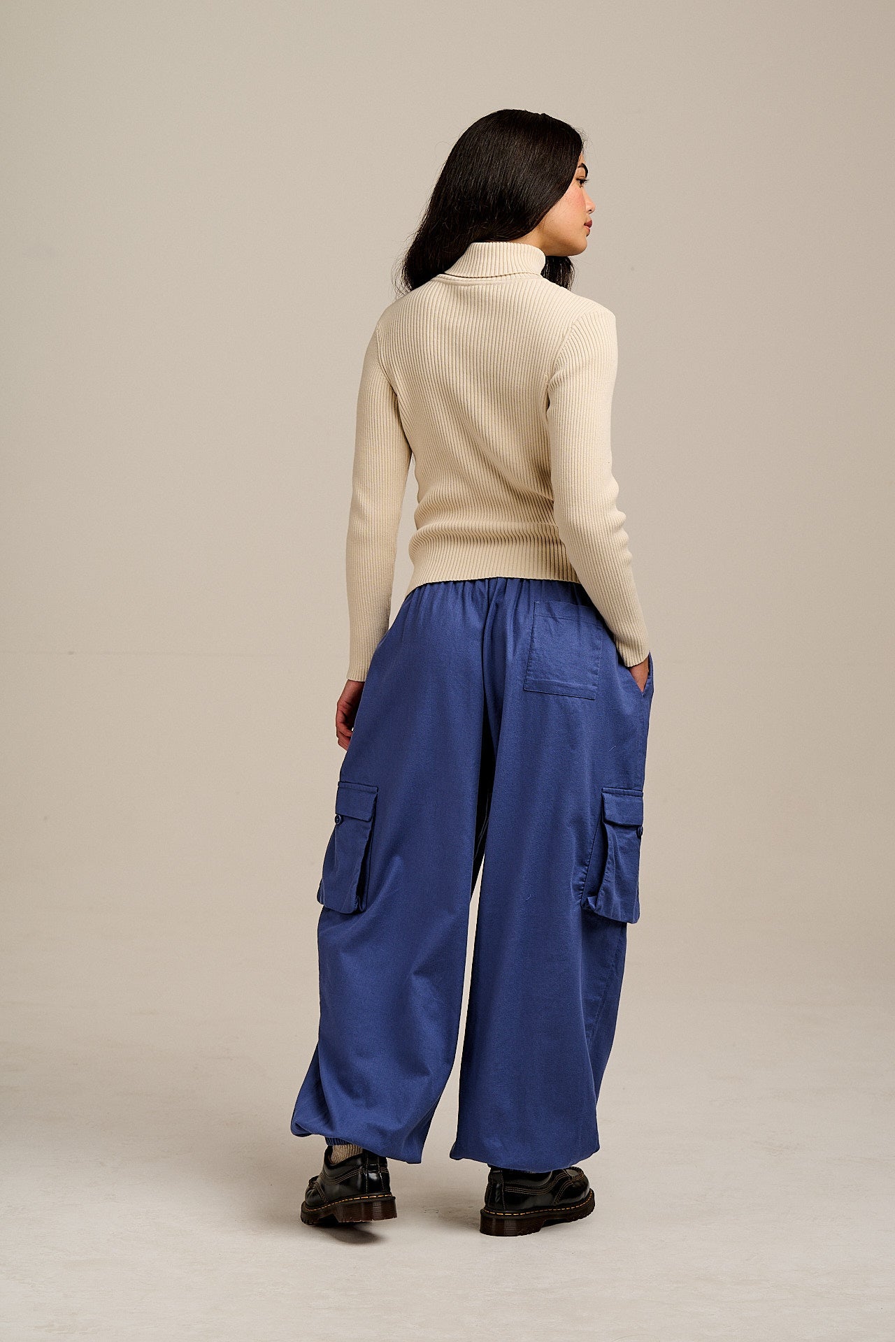 Rumi - Brushed Cotton Barrel Trousers in Grey Blue
